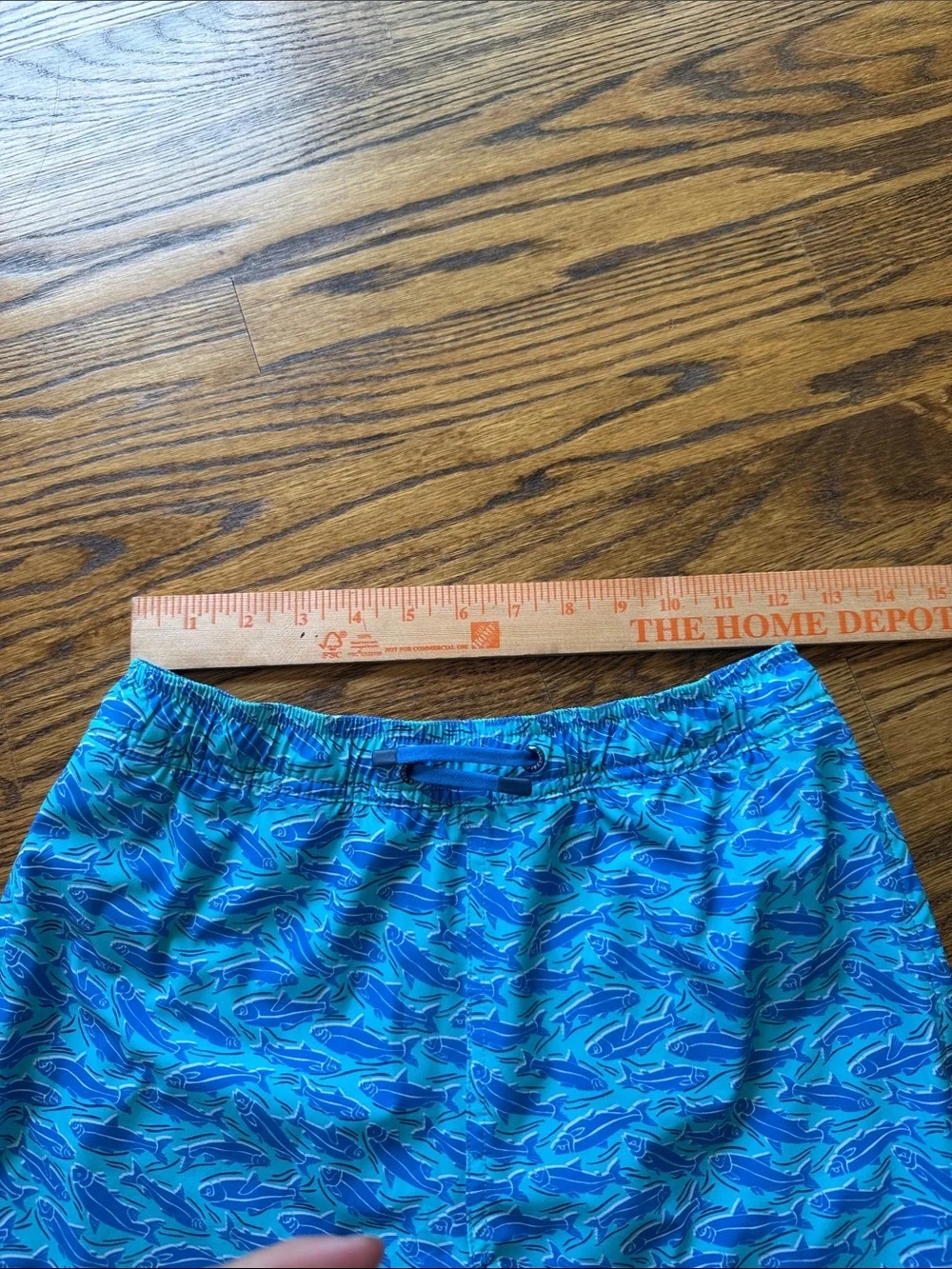 Vineyard Vines Teal and Royal Blue Shark-Pattern Swim Trunks med